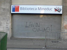 "LAVIN CULIAO!" en fachada de la Biblioteca del Mineduc