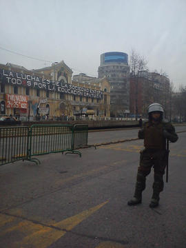 Carabinero frente a casa central de la Universidad de Chile en toma
