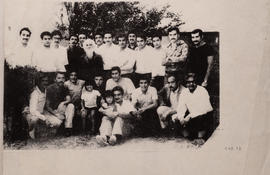 Fotografía de Clotario Blest junto a presos políticos