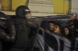 Carabineros de Chile reprimiendo a manifestante
