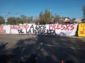Manifestación con lienzos en las calles
