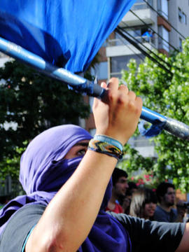 Persona agitando bandera en manifestación social