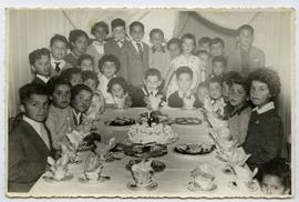Cumpleaños de niños en la mesa