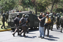 Estudiantes en manifestación social frente a carro lanza gases de Carabineros