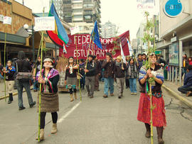 Federación Mapuche de Estudiantes marchando con sus bocas cubiertas