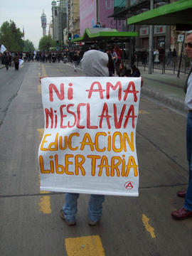 Afiche "NI AMA. NI ESCLAVA. EDUCACIÓN LIBERTARIA"