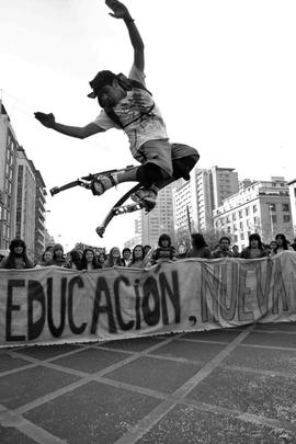 Manifestantes con lienzo "EDUCACIÓN, NUEVA"