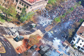 Carros lanza gases y agua reprimiendo a manifestantes