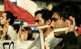 Personas marchando con cintas cubriendo sus bocas
