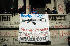 Lienzo "RODRIGO ROJAS, FOTÓGRAFO ASESINADO EN DICTADURA POR EL ESTADO. A 25 AÑOS DE SU MUERTE ¡NI PERDÓN, NI OLVIDO!"