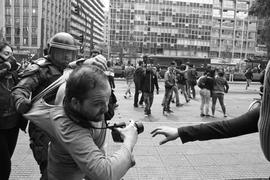 Fotógrafo siendo detenido por Carabineros de Chile