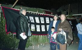 Magdalena junto a María Pilquil frente a la casa de José Domingo Cañas