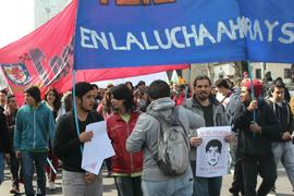 Personas con lienzo de "En la lucha, ahora y siempre"