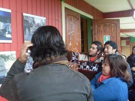 Personas observando exposición "Un año de luchas"