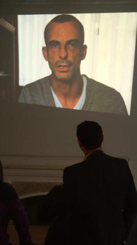 Proyección del mensaje de Pablo Schwarz para la campaña "A romper el #PactodeSilencio"