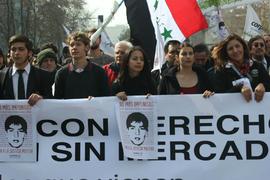 Manifestantes con lienzo "Con derechos y sin mercado"