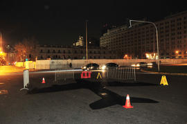 Instalación de sombras de aviones, aludiendo al bombardeo de La Moneda en 1973