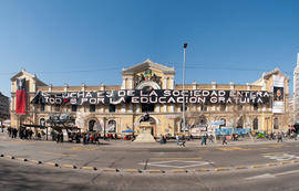 Frontis Casa Central de Universidad de Chile con intervención urbana de ¿Dónde está? ¿Dónde están?