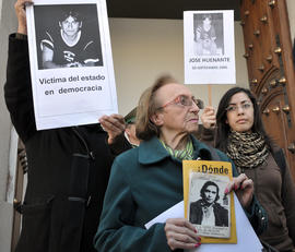 Magdalena Navarrete sosteniendo fotografía de Sergio Reyes Navarrete en marcha sobre el caso de José Huenante