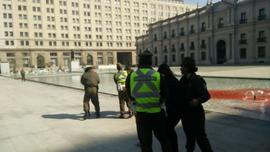 Persona siendo detenida luego de intervención en La Moneda
