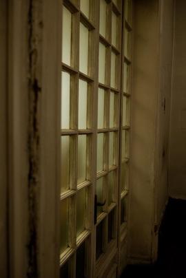 Puertas de vidrio en entrada a habitación del inmueble ubicado en Londres 38