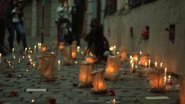 Velas y claveles sobre adoquines conmemorativos en Londres 38 durante actividad por Golpe de Estado en Chile