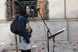 Mujer hablando en frontis de Londres 38 durante el Día del Detenido Desaparecido 2012