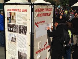 Persona participando de actividad de exposición "Montajes comunicacionales del pasado y del presente"