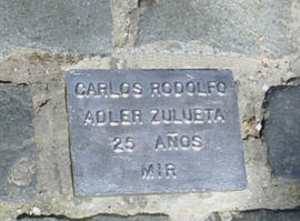 Adoquín conmemorativo de Carlos Rodolfo Adler Zulueta afuera de Londres 38