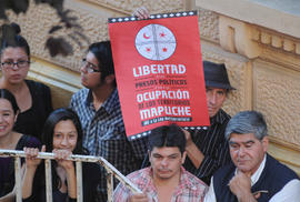 Afiche "Libertad a los presos políticos y fin a la ocupación de los territorios mapuche"