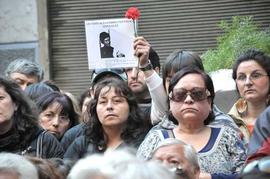 Hombre sosteniendo fotografía de detenido desaparecido en inauguración de Memorial en Londres 38