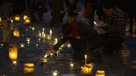 Personas participando en actividad conmemorativa por Golpe de Estado en Chile en Londres 38