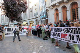 Personas conmemorando la muerte de Sebastián Acevedo en Londres 38