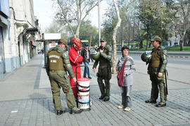 Carabineros con integrantes de la Brigada "40 años de luchas y resistencia"