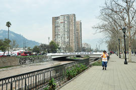 "CIVILES Y MILITARES: QUE HABLEN LOS QUE SABEN" en Puente del Abasto en río Mapocho