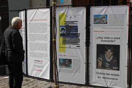 Paneles informativos sobre el caso de José Huenante