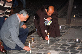 Hombres dejando velas en Londres 38 durante conmemoración del 11 de septiembre