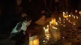 Niña participando de actividad conmemorativa por Golpe de Estado en Chile