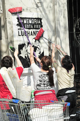 Instalación de afiche "La memoria está viva, anda luchando"