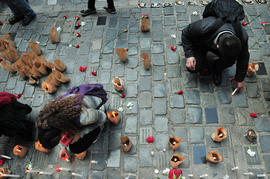 Personas encendiendo velas en frontis de Londres 38 durante conmemoración del 11 de septiembre