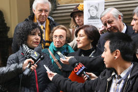 Erika Hennings y Magdalena Navarrete en presentación de querella judicial por la desaparición de Álvaro Vallejos Villagrán