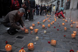 Personas encendiendo velas a las afueras de Londres 38