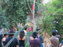 Persona interviniendo en inauguración de exposición de afiches de la Brigada 40 años en Nápoles