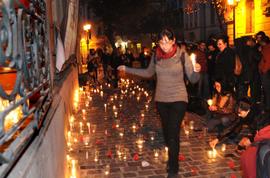 Persona dejando vela fuera de Londres 38 durante conmemoración del 11 de septiembre, 2012