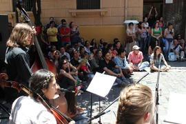 Músicos interpretando "La Cantata de Santa María de Iquique" en calle Londres