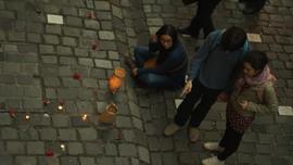 Personas participando de actividad conmemorativa por el Golpe de Estado en Chile