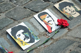 Fotografías en frontis de Londres 38 durante conmemoración del 11 de septiembre