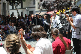 Músicos interpretando "La Cantata de Santa María de Iquique" afuera de Londres 38