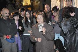 Familiar de José Manuel Ramírez sosteniendo su fotografía en inauguración de Memorial en Londres 38