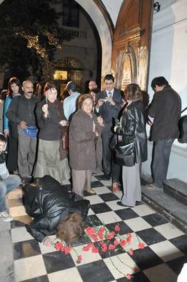 Mujer arrodillada en entrada de Londres 38
